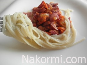 Spaghete cu șuncă și rețetă de pastă de roșii cu fotografie