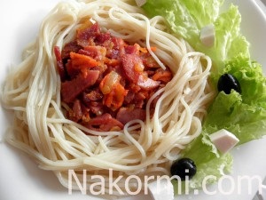 Spaghete cu șuncă și rețetă de pastă de roșii cu fotografie