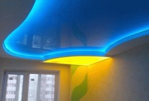 Luminos tavan suspendat în locuință