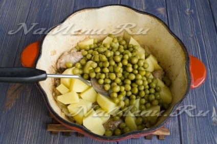 Свинско яхния с картофи в тиган, рецепта с леща и зелен грах
