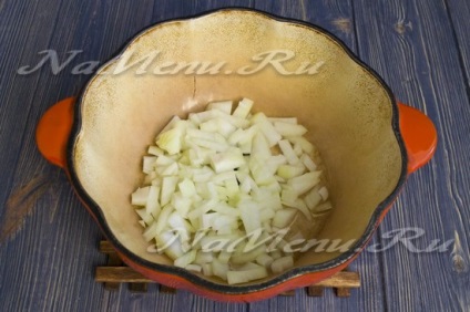 Sertéshús burgonyával sült serpenyőben, recept lencseivel és zöldborsóval
