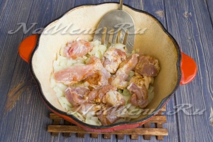 Carne de porc cu cartofi fierte într-o tigaie, rețetă cu linte și mazăre verde