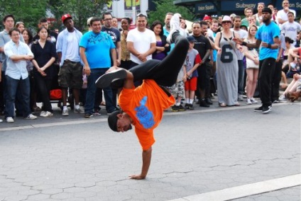 Dansatori în stilul de breakdance