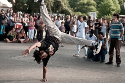 Dansatori în stilul de breakdance