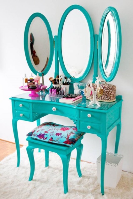 O oglindă cu oglindă în dormitor - 40 de fotografii frumoase