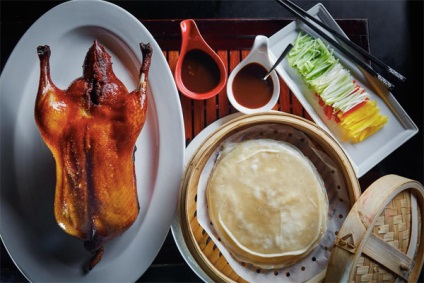 Rață Peking este cea mai bună mâncare pentru o masă festivă