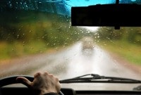 Az esőben és a nedves utakon vezet