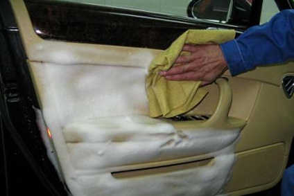 Curatarea uscata a interiorului masinii cu mainile proprii