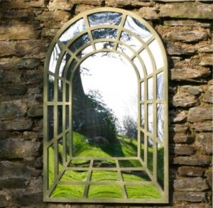 Oglinzi în grădină, în grădină și în grădină