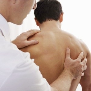 A hátán fáj, hogy milyen orvoshoz kell fordulnia, hogy magához térjen a recepción