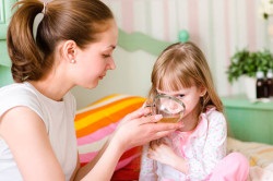 Cum să tratați alergia la adulți și copii pentru prim ajutor (video)