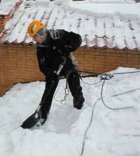 Curățarea acoperișului de zăpadă și de gheață
