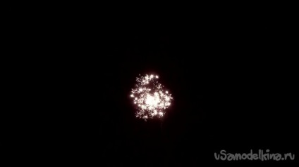 Făcând focuri de artificii de Anul Nou la domiciliu