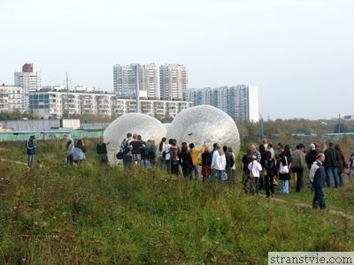 O fată într-o minge (călăreț în zorb)