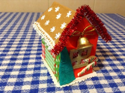 O casă făcută din carton pentru noul an și Crăciun cu propriile mâini în tehnica scrapbooking