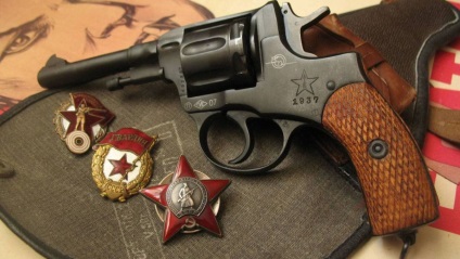 A fegyver története egy egyszerű és megbízható revolver revolver, egy hadsereg közleménye