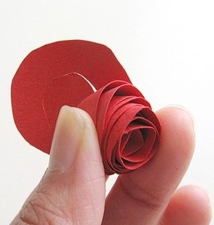 Hogyan készítsünk egy rózsát a papírról?