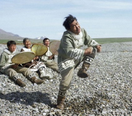 Cum eschimosul dansează cu tobe inuite