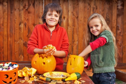 Hogyan vágjunk el egy sütőtöket a Halloween részletes utasításaihoz egy fotóval