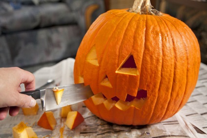 Hogyan vágjunk el egy sütőtöket a Halloween részletes utasításaihoz egy fotóval