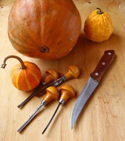 Hogyan vágjunk el egy sütőtöket a Halloween részletes utasításaihoz egy fotóval