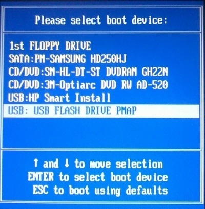Az USB flash meghajtóról vagy DVD-ről történő indítás