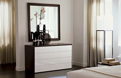 A hálószoba ajtajai szögletesek a belső térben, széles és hosszú, gyönyörű fehér ruhásszekrény, méretek