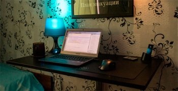 Stație de lucru compactă pentru laptop cu propriile mâini