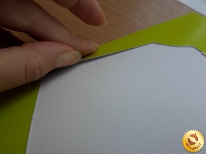 Făcând un cadru de carton cu mâinile tale pentru o fotografie