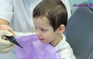 Tratamentul pulpitei dinților copilului într-o vizită la un preț accesibil