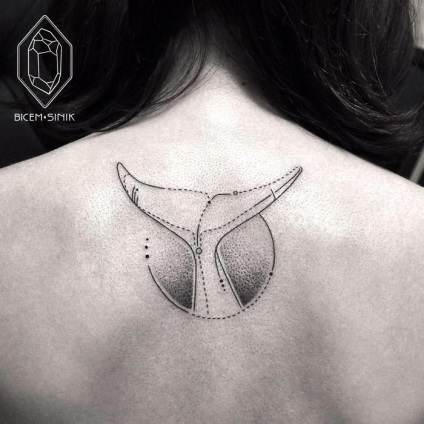 Linii și puncte de tatuaje geometrice dovedind că mai puțin este mai bine, umkra