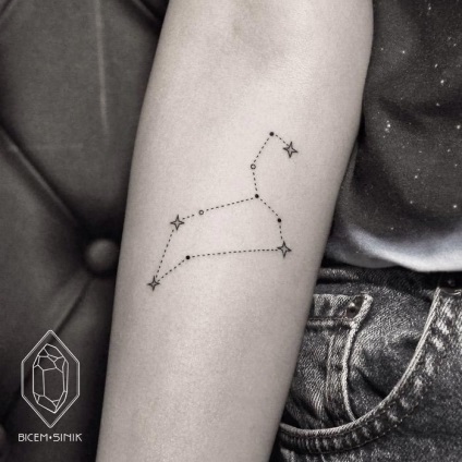 Linii și puncte de tatuaje geometrice dovedind că mai puțin este mai bine, umkra