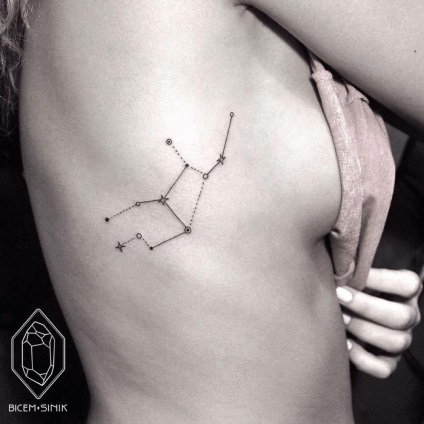 Linii și puncte de tatuaje geometrice dovedind că mai puțin este mai bine, umkra