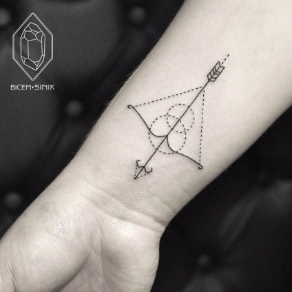 Linii și puncte de tatuaje geometrice dovedind că mai puțin este mai bine, umkra