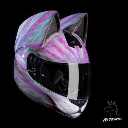 Casca de motociclism sub formă de cap de pisică