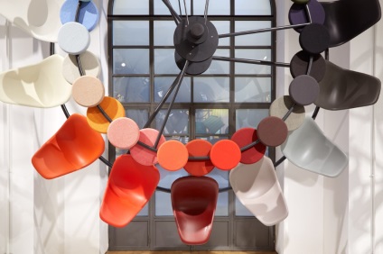 Design neobișnuit al expoziției de flori și materiale din vitra