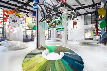 Design neobișnuit al expoziției de flori și materiale din vitra