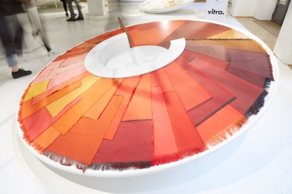 Design neobișnuit al expoziției de flori și materiale din vitra