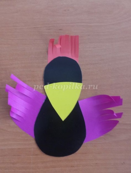 Aplicarea volumetrică a hârtiei colorate cu mâinile tale pentru elevii de liceu