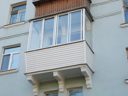 Placarea balconului cu captuseala, siding, panouri si t