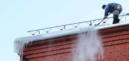 Curățarea acoperișurilor de zăpadă și gheață