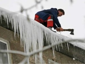 Curățarea acoperișurilor de zăpadă și gheață