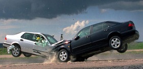 Principalele cauze ale accidentelor care implică mașini, persoane și trenuri video
