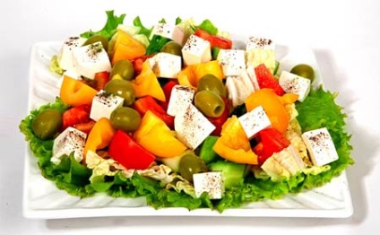 Salată de legume cu brânză în toată varietatea sa
