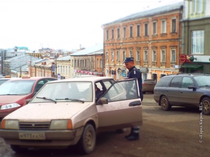 A bmw motorkerékpár rendőrsége Kirov utcáján (Kirov városán) - Kirov városa -