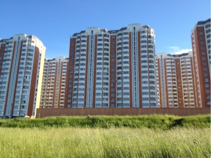 Pyatnickoe autópálya új épületek a zöld út mentén
