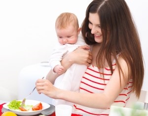 Ratiunea unei mame care alăptează dintr-un nou-născut cu luni de sfaturi