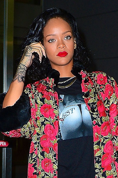 Rihanna a făcut un tatuaj și a zburat în Brazilia pentru o shakira, o bârfă