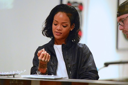 Rihanna a făcut un tatuaj și a zburat în Brazilia pentru o shakira, o bârfă
