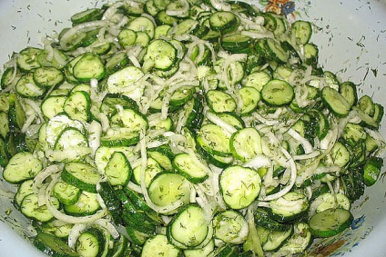 Salata sarata de castraveti pentru iarna va interesa pe cei care place sa prinda legume proaspete, inca gustoase